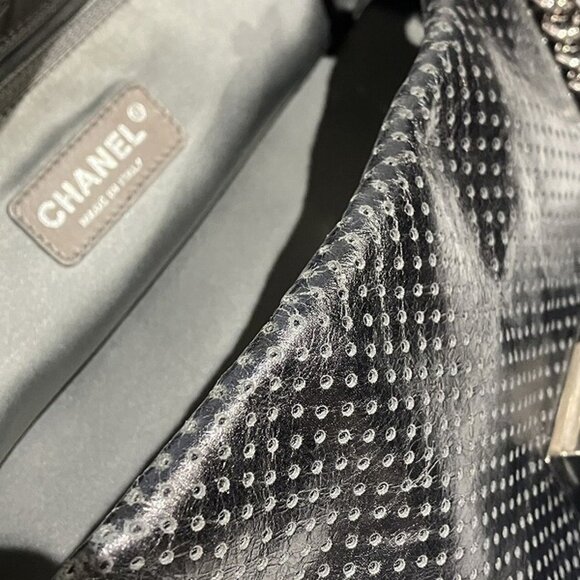 CHANEL Black Leather Shoulder Bag - Picture 4 of 9